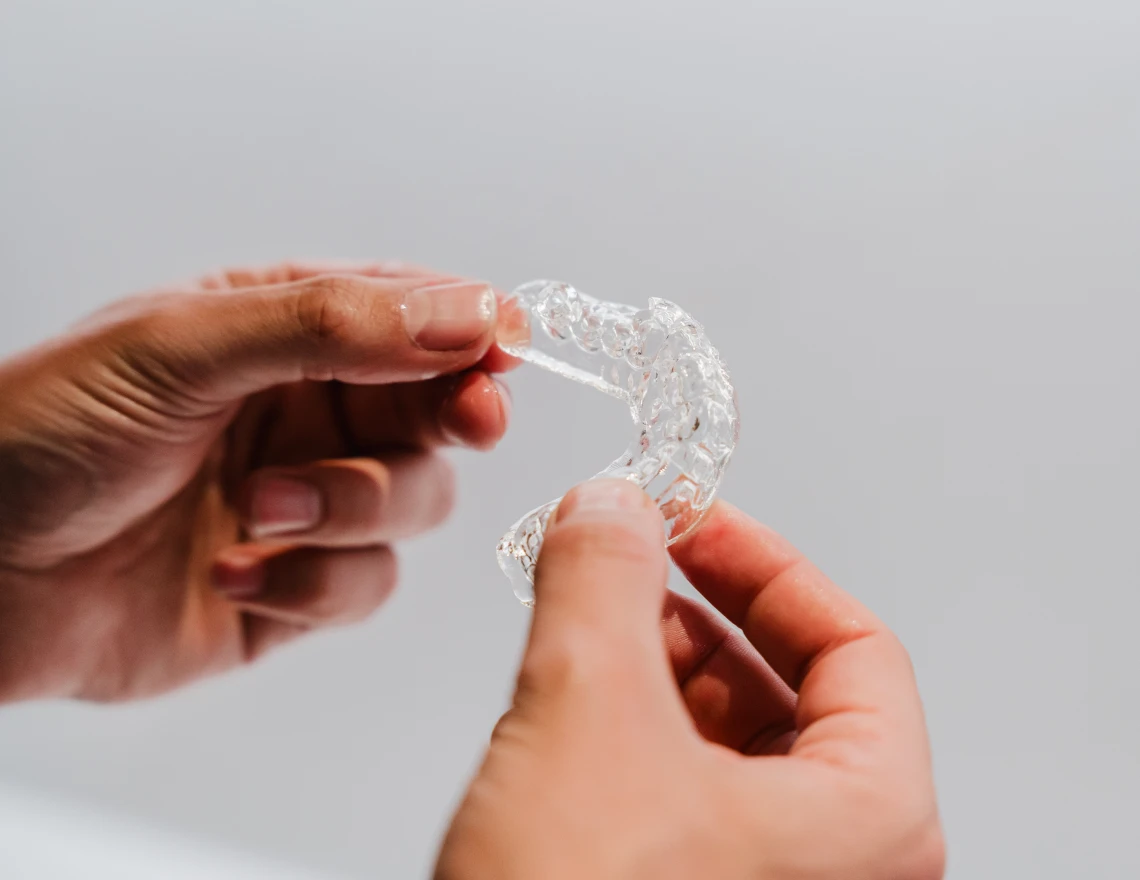 La chirurgie guidée utilise des guides personnalisés pour des interventions chirurgicales précises.