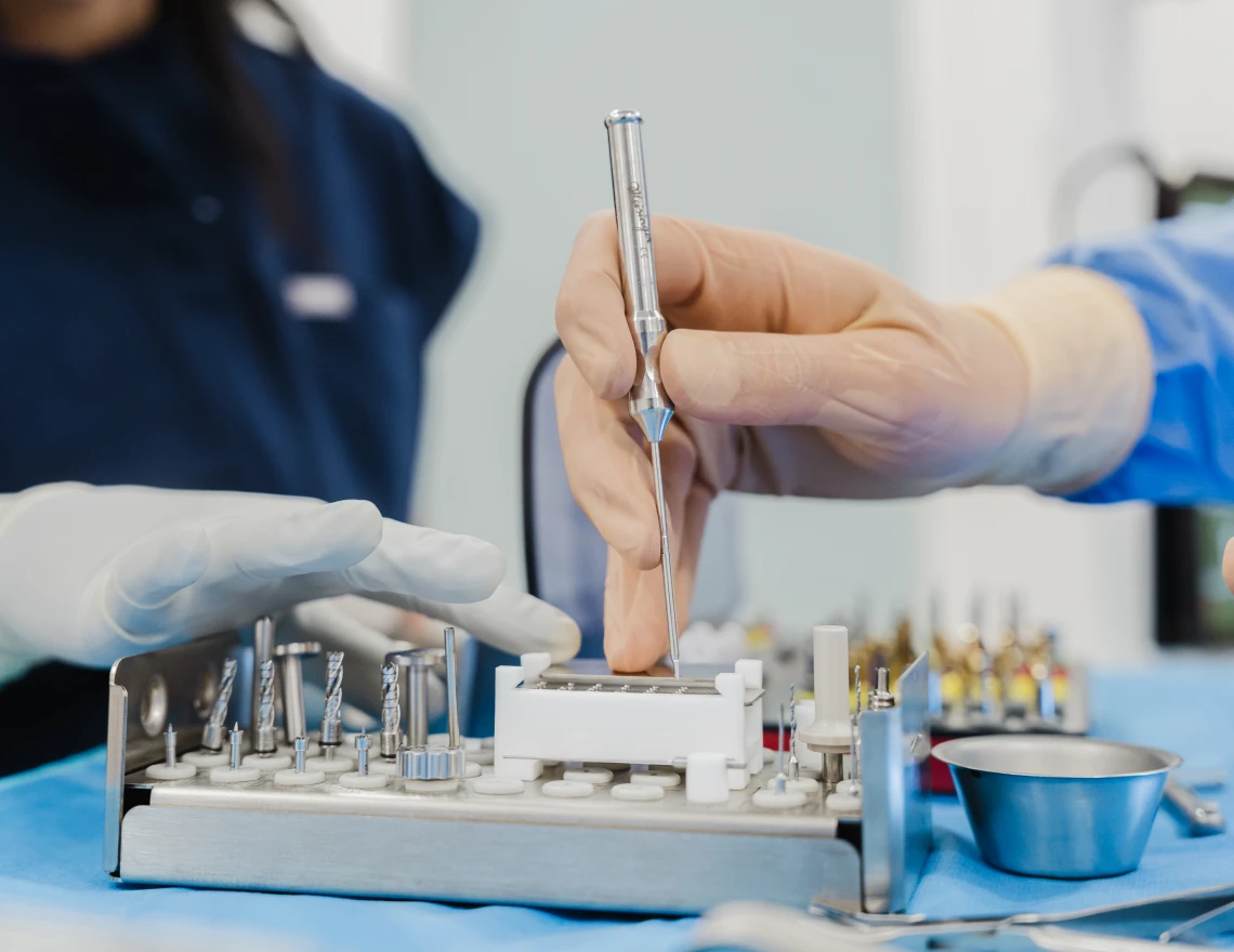 Les blocs opératoires jouent un rôle crucial, notamment pour les interventions chirurgicales avancées.