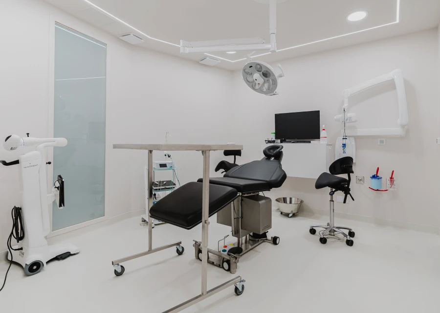 Chirurgie buccale à Grenoble, Dr Lacroix : extraction dentaire, greffes osseuses, freinectomie